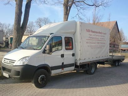 Firmenfahrzeug mit Anhänger